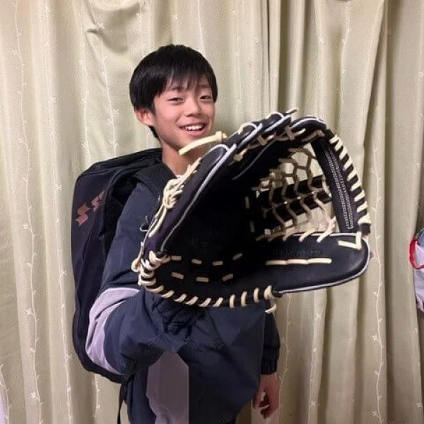グローブを持つ球児