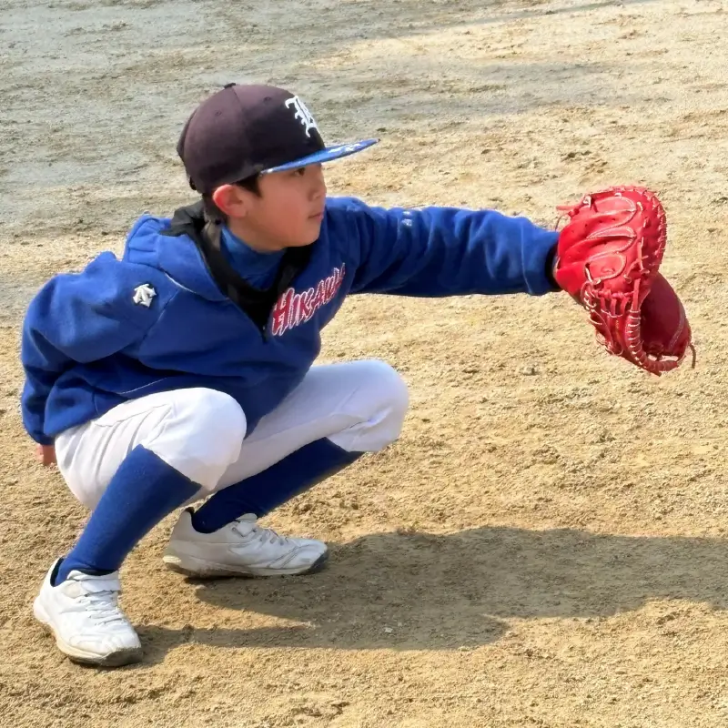 守備練習をする球児